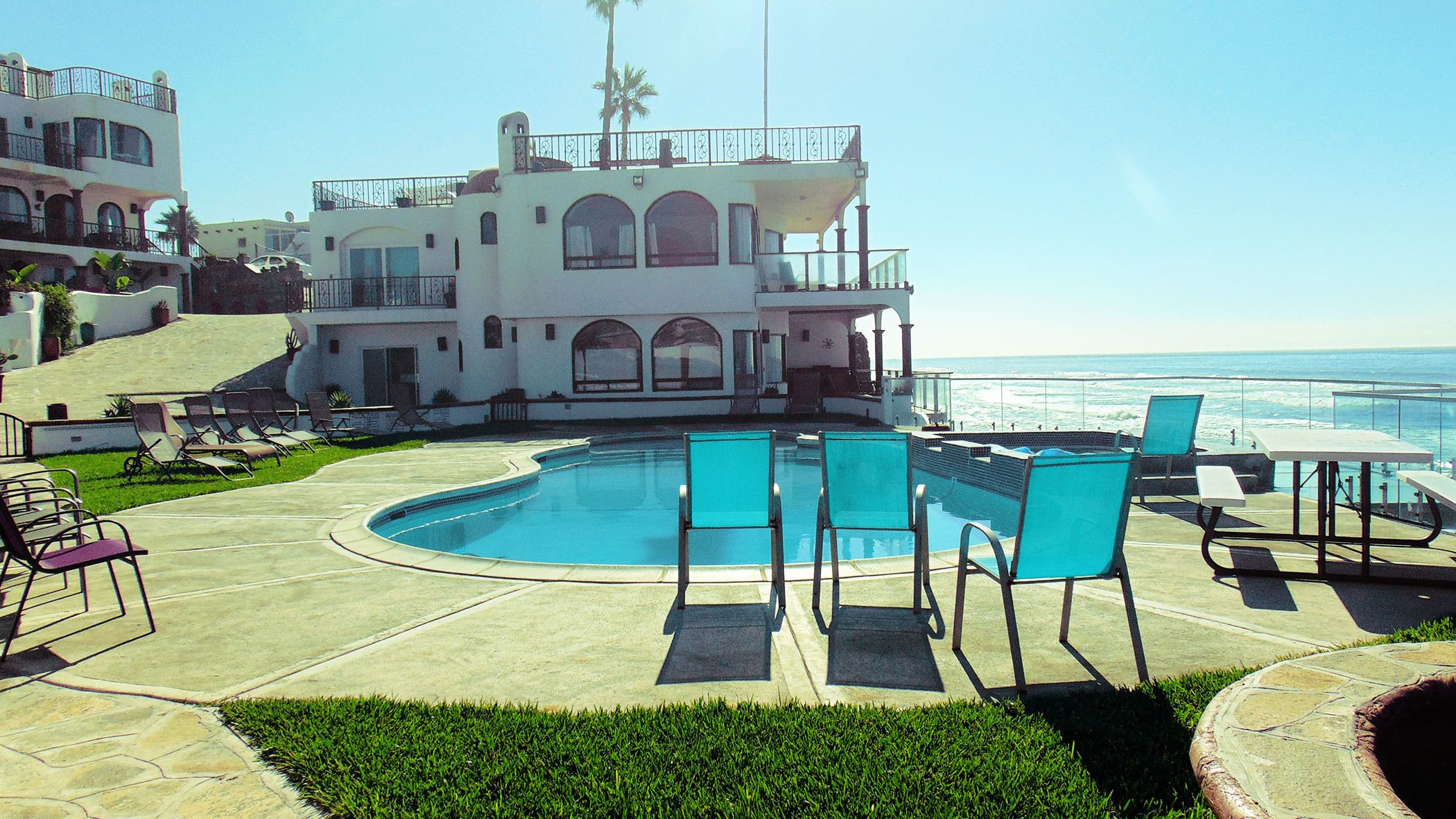 Una piscina al aire libre, camas de piscina con cargo