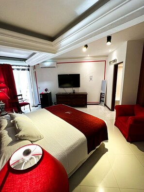 Standard Suite, 1 Bedroom | Minibar, in-room safe, desk, blackout drapes - Senses Centro (Santa Cruz)