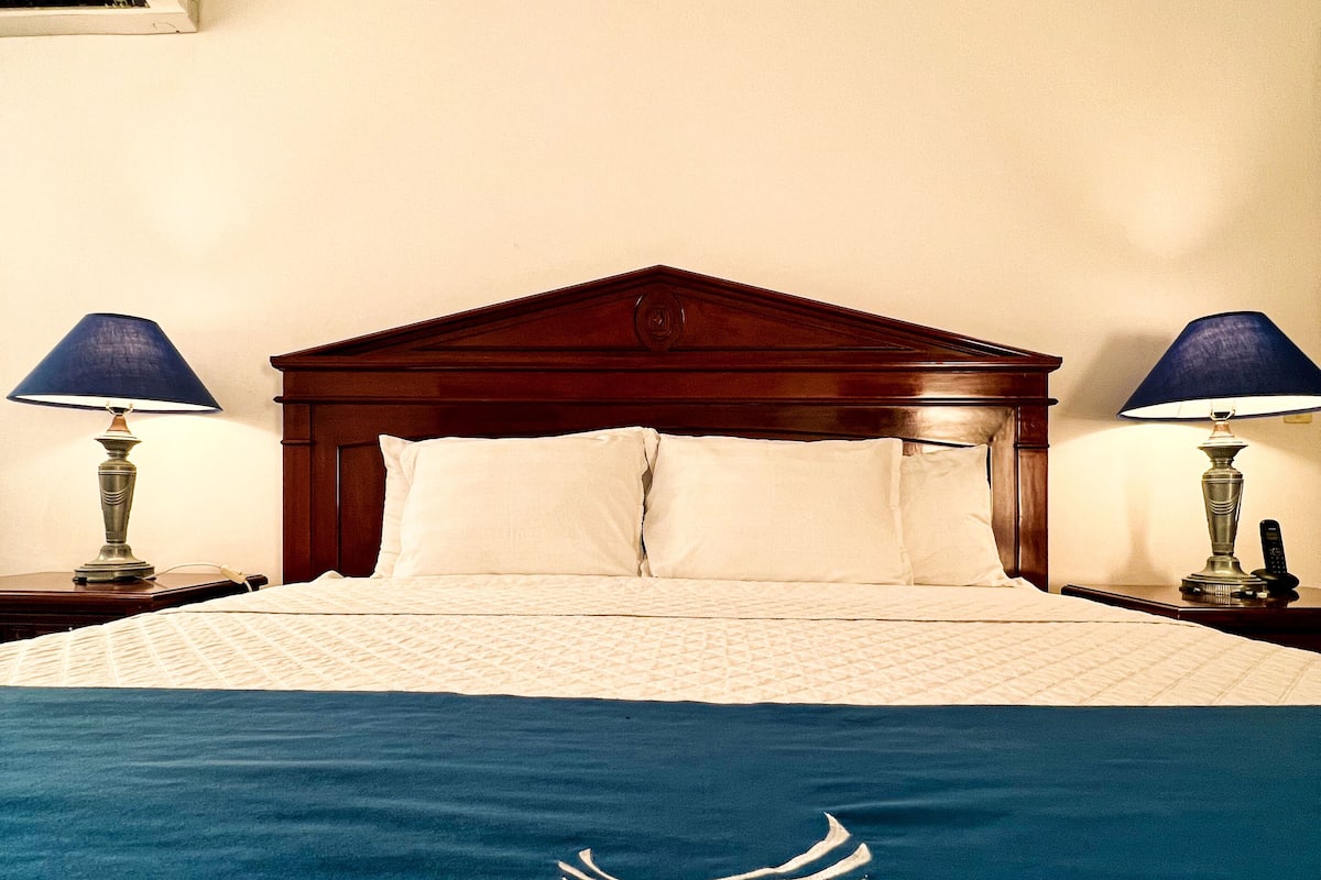 Single Room | Minibar, in-room safe, desk, blackout curtains