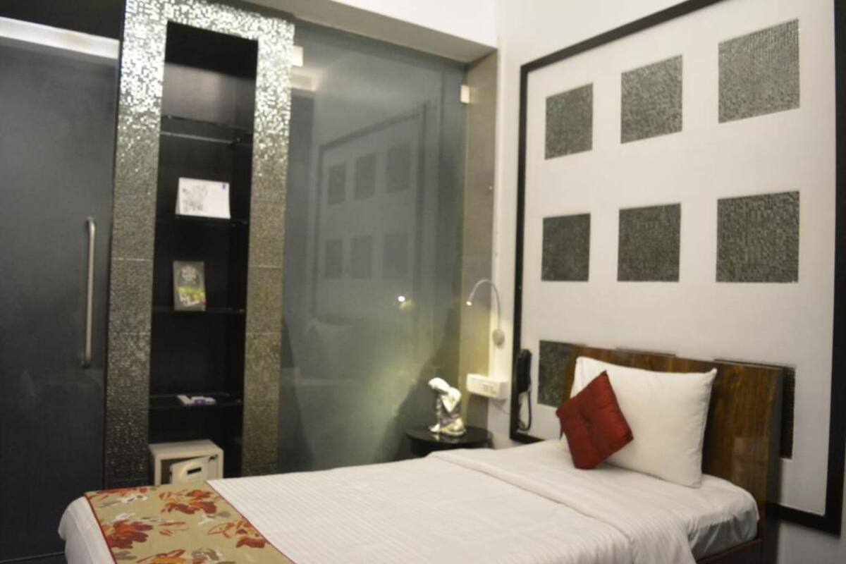 Cocoon Room | Premium bedding, pillow-top beds, minibar, desk