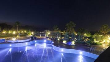 Hồ bơi ngoài trời