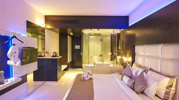 Bộ đồ giường cao cấp, nệm có lớp đệm bông, minibar, bàn