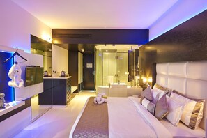 Premium bedding, pillow-top beds, minibar, desk - Eskay Resorts (Mumbai)