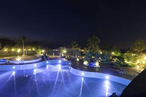 Outdoor pool - Eskay Resorts (Mumbai)