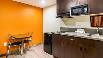 Khu vực ăn uống tại phòng