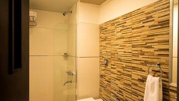 Phòng Tiêu chuẩn, 1 phòng ngủ | Phòng tắm | Buồng tắm vòi sen, đồ dùng nhà tắm miễn phí, chậu vệ sinh/vòi rửa