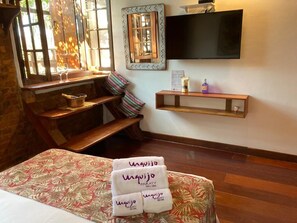 Deluxe Double Room | Premium bedding, minibar, in-room safe, individually decorated - Pousada Arte Urquijo (Paraty)