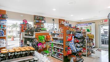 Uma loja de conveniência bem organizada, com diversos produtos e um freezer.