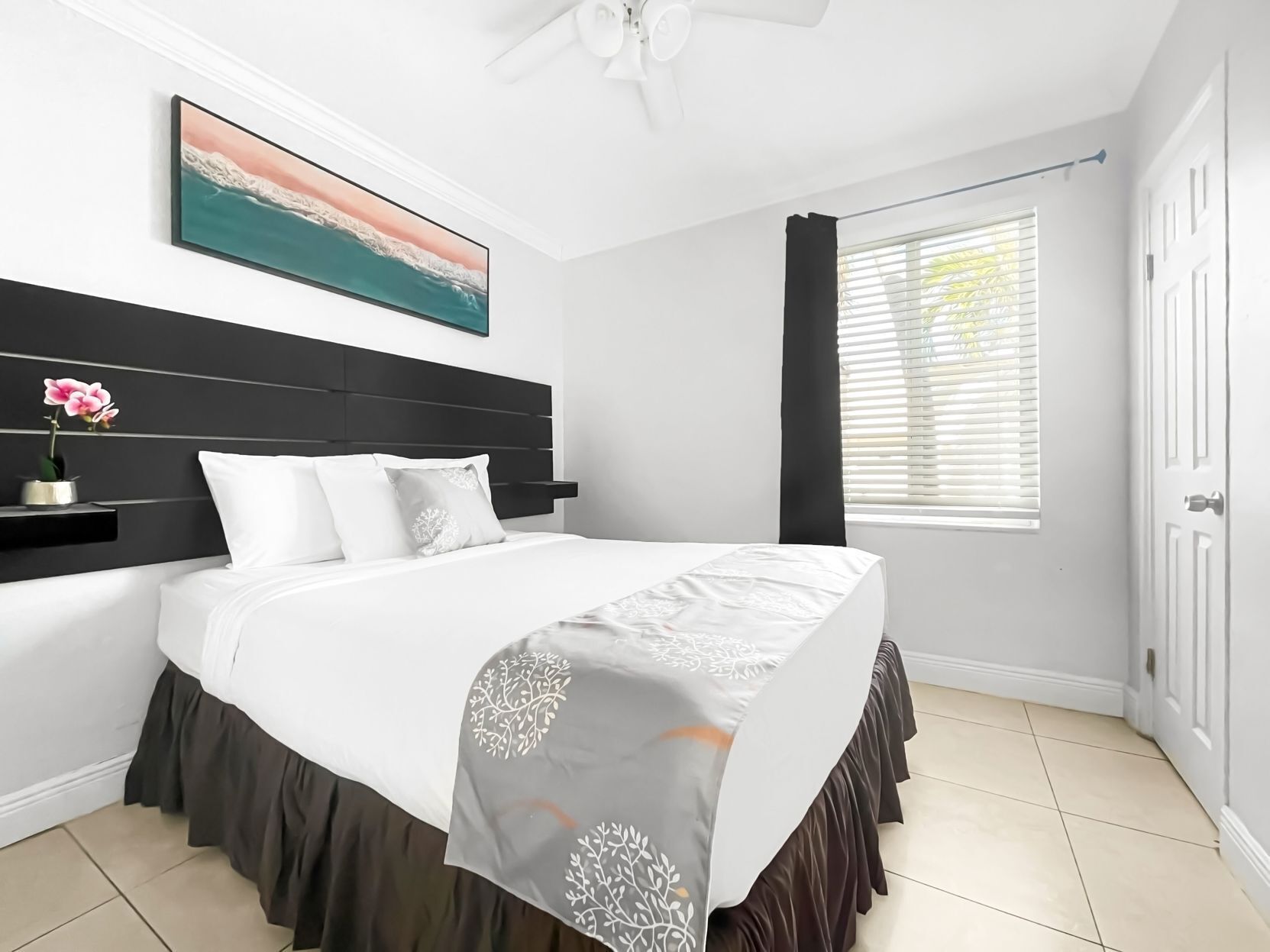 Värdeförvaringsskåp på rummet och strykjärn/strykbräda