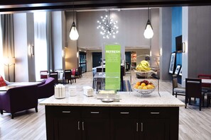 Free daily buffet breakfast  - Hampton Inn & Suites Des Moines/Urbandale (Urbandale)