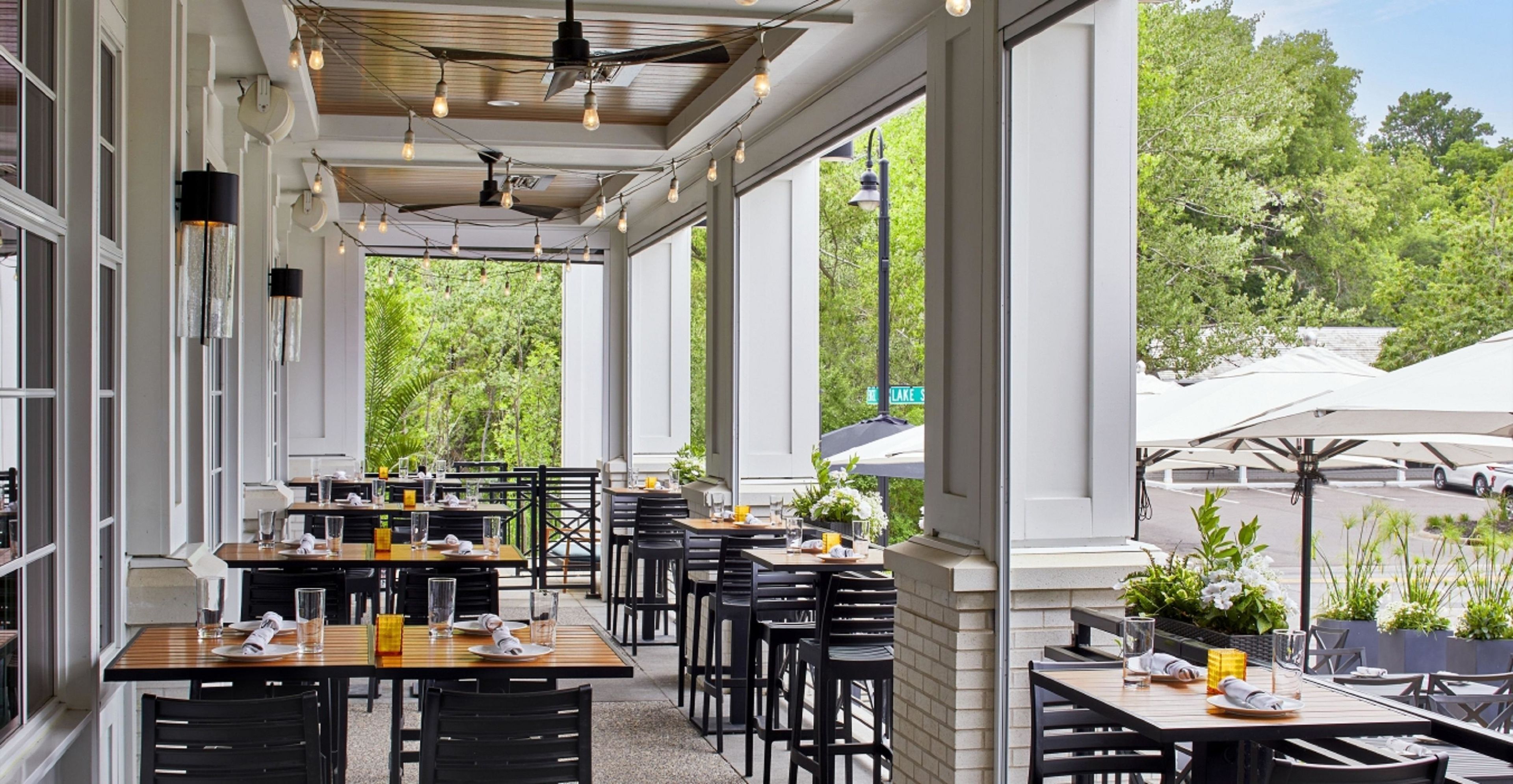 Déjeuner, dîner, souper et brunch servis sur place