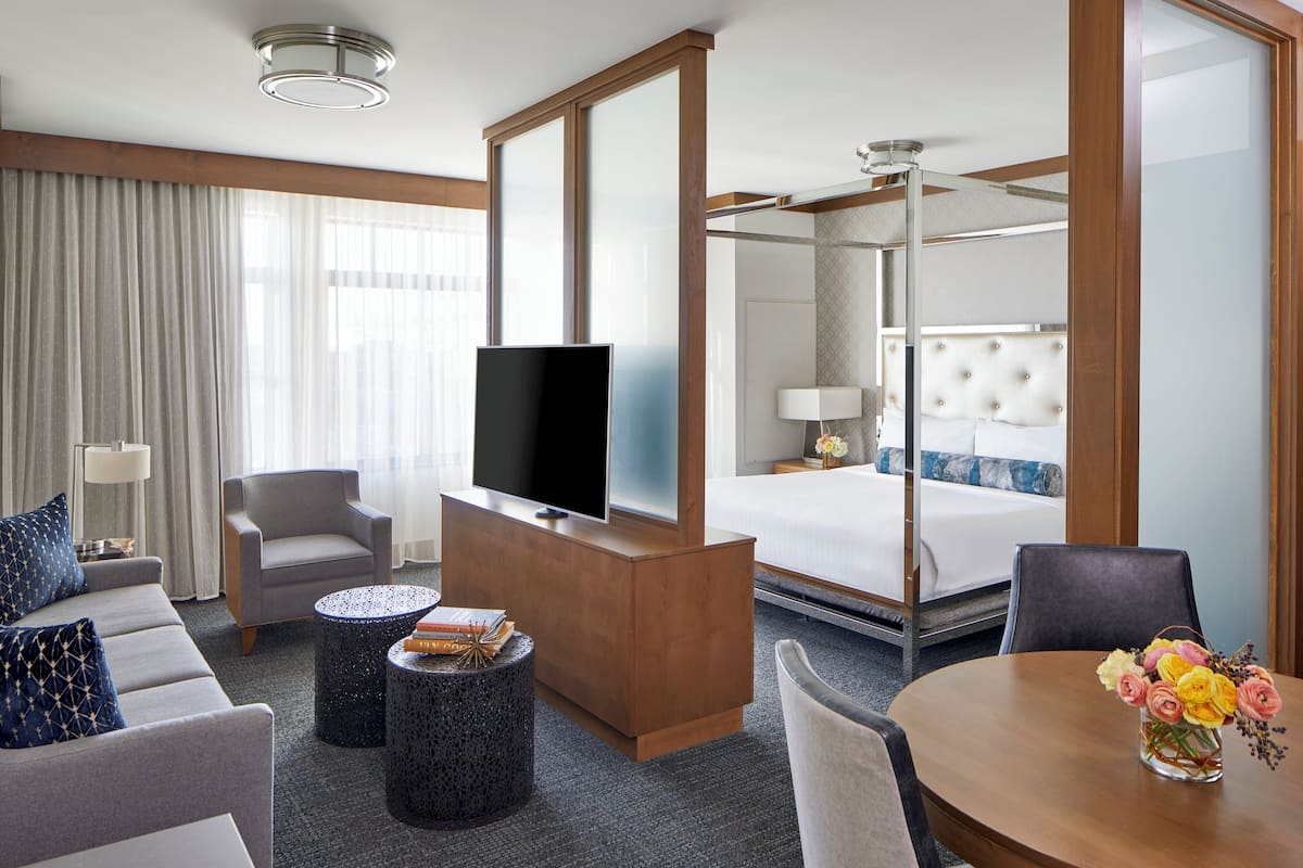 Suite (Wayzata Bay) | Ropa de cama de alta calidad y camas con pillow-top