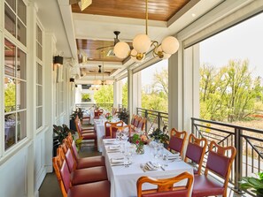 Der serveres morgenmad, frokost, aftensmad og brunch