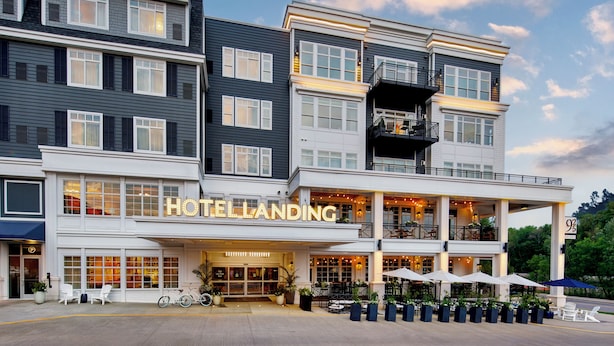 Un hotel de diseño moderno, con varios balcones y zonas de estar al aire libre.