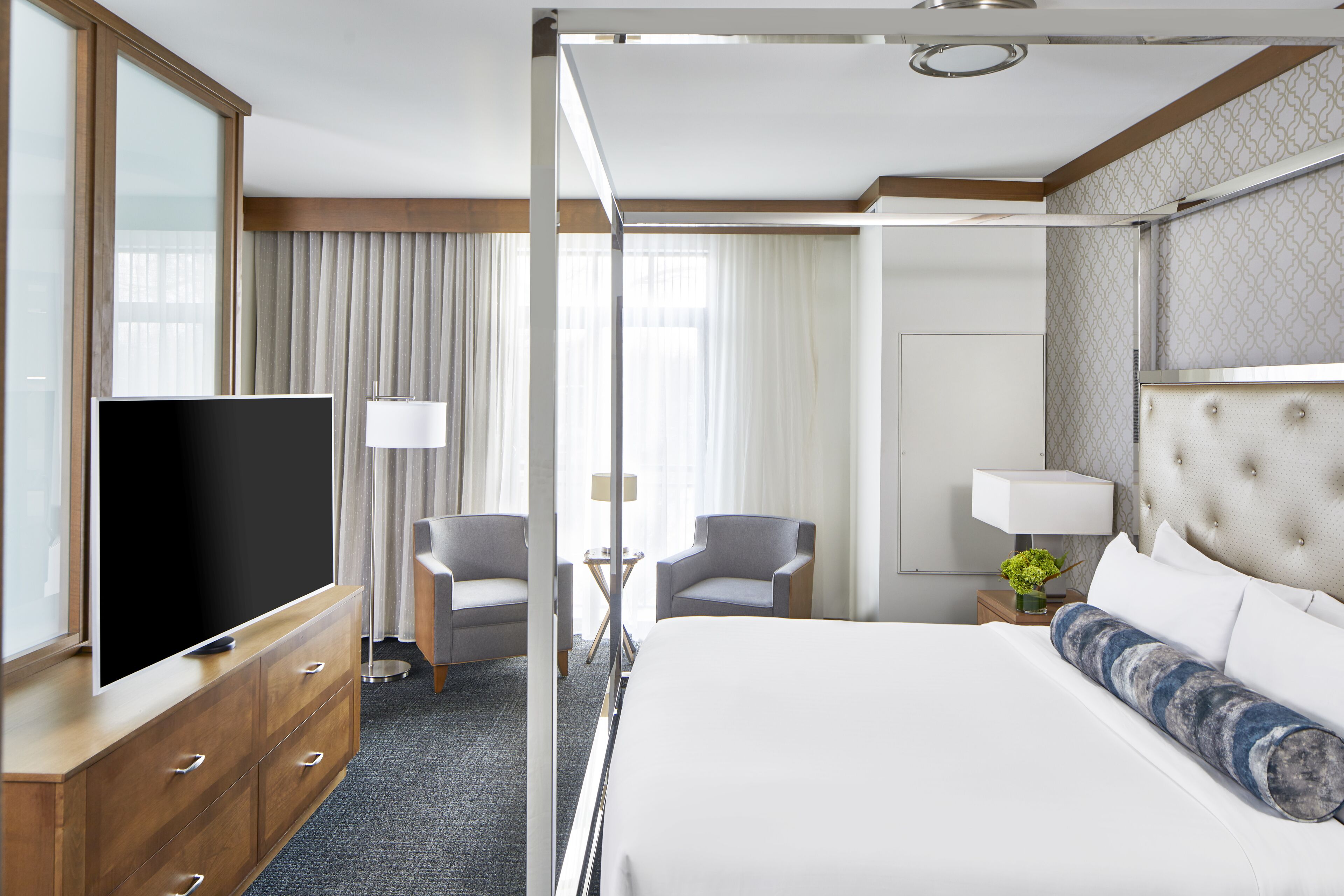 premium bedding, pillow-top beds, in-room safe, desk