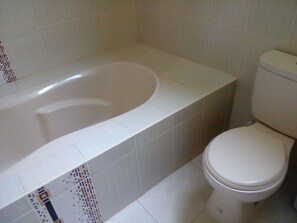 Superior Room | Bathroom | Shower, rainfall showerhead, designer toiletries, towels - Selva del Sol  (Rioja)