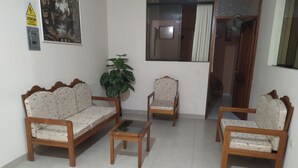 Un salon comprenant un canapé, deux fauteuils et une table basse.