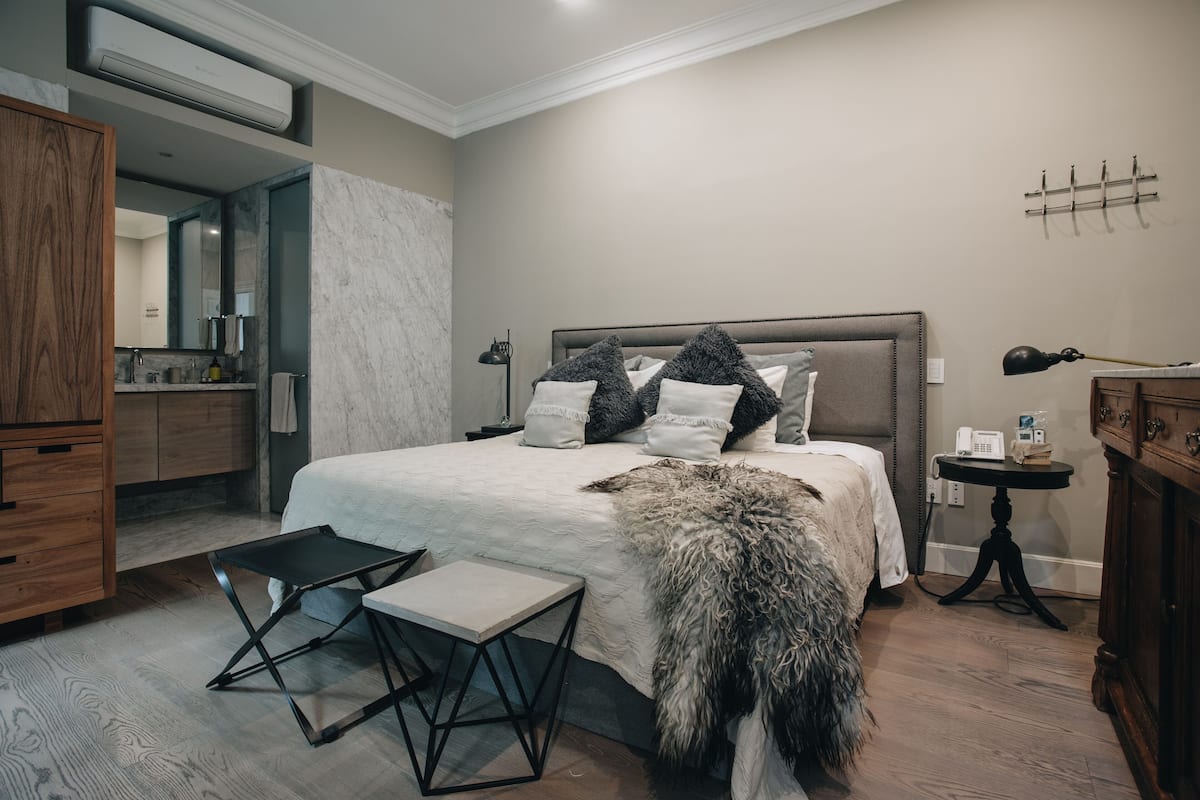 Deluxe kamer, 1 kingsize bed, uitzicht op binnenplaats | Luxe beddengoed, een minibar, een kluis op de kamer, een bureau