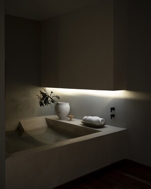 Couples treatment rooms, sauna, hot tub, steam room, body treatments