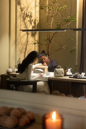 Couples treatment rooms, sauna, hot tub, steam room, body treatments