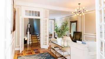 Coin salon dans le hall