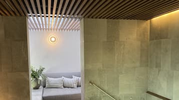 Salas de tratamiento para parejas, sauna y tina de hidromasaje