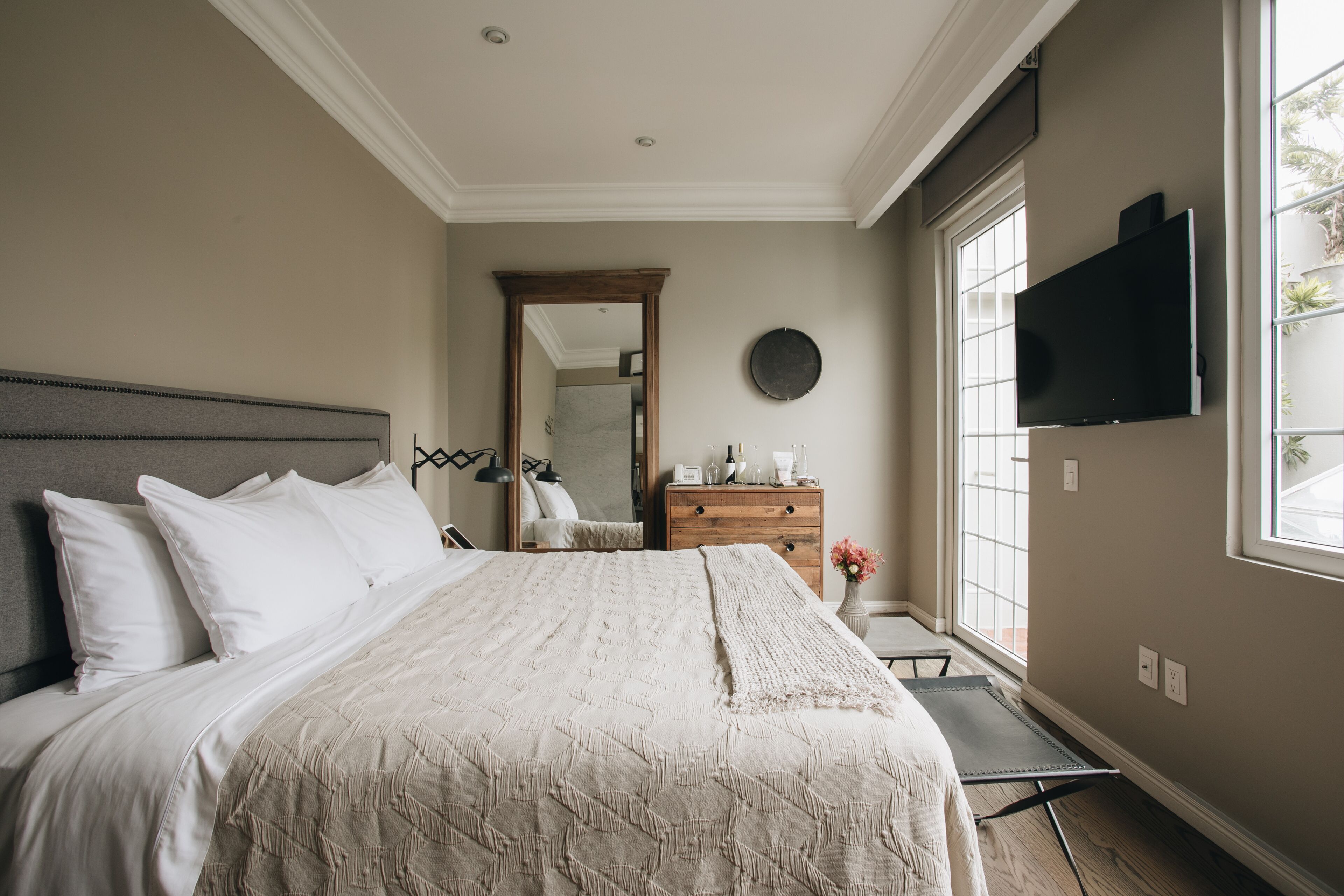 Deluxe Room, 1 King Bed, Courtyard View (De La Lama) | Premium bedding, minibar, in-room safe, desk