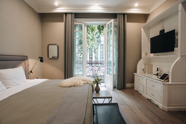 Deluxe Room, 1 King Bed, Courtyard View | Premium bedding, minibar, in-room safe, desk - Nima Local House Hotel & Spa (Mexico City)