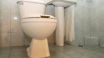 Habitación estándar, 2 camas Queen size | Baño | Regadera, amenidades de baño gratuitas, toallas, jabón