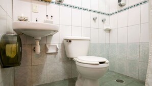 Habitación familiar, varias camas | Baño | Ducha, artículos de higiene personal gratuitos, toallas y jabón