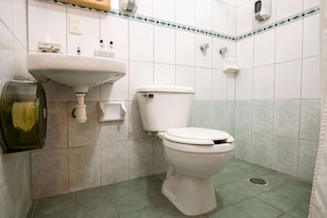 Habitación familiar, varias camas | Baño | Regadera, amenidades de baño gratuitas, toallas, jabón 