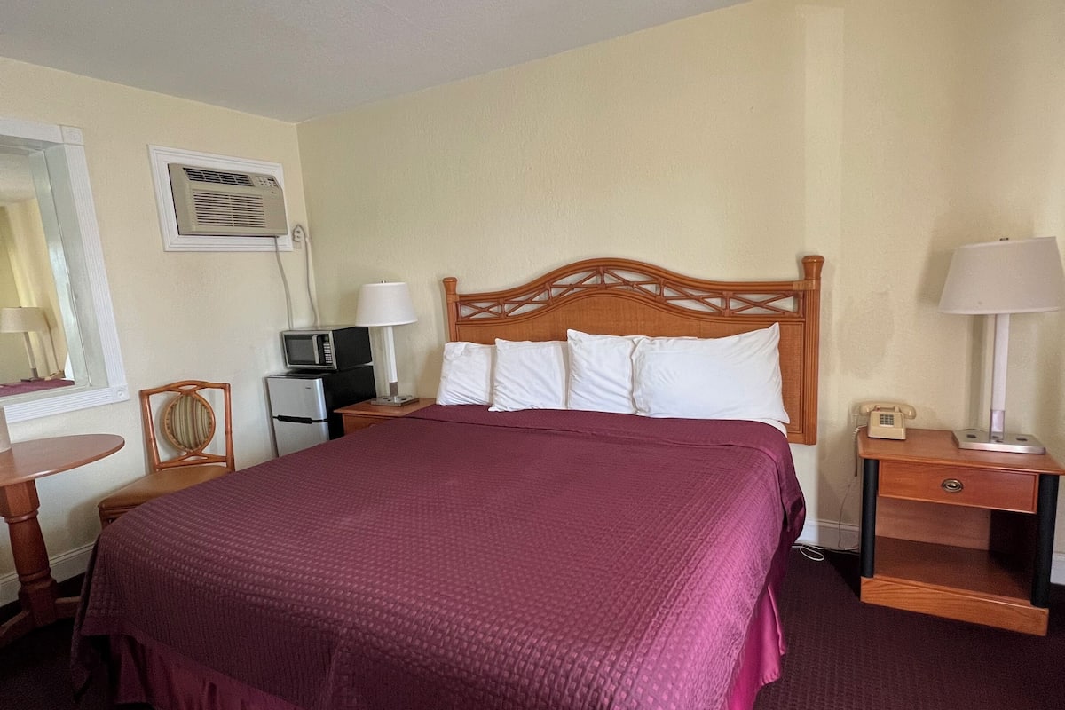 Standaard kamer, 1 kingsize bed | Een bureau, gratis wifi, beddengoed
