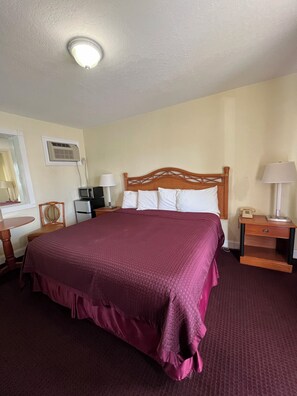 Standard Room, 1 King Bed | Desk, free WiFi, bed sheets