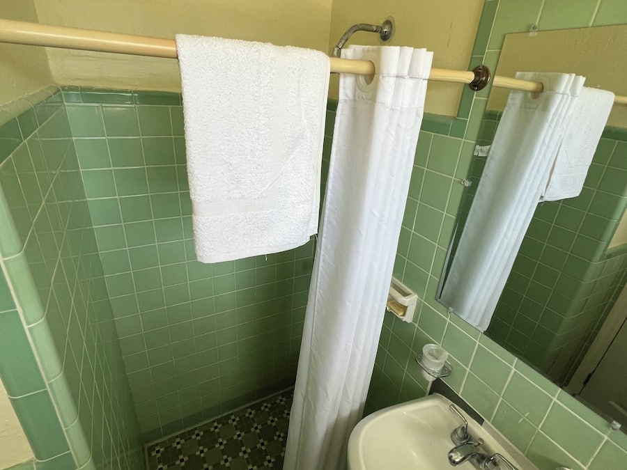 Standardværelse - 1 kingsize-seng | Badeværelse | Bruser, håndklæder, Sæbe, Shampoo