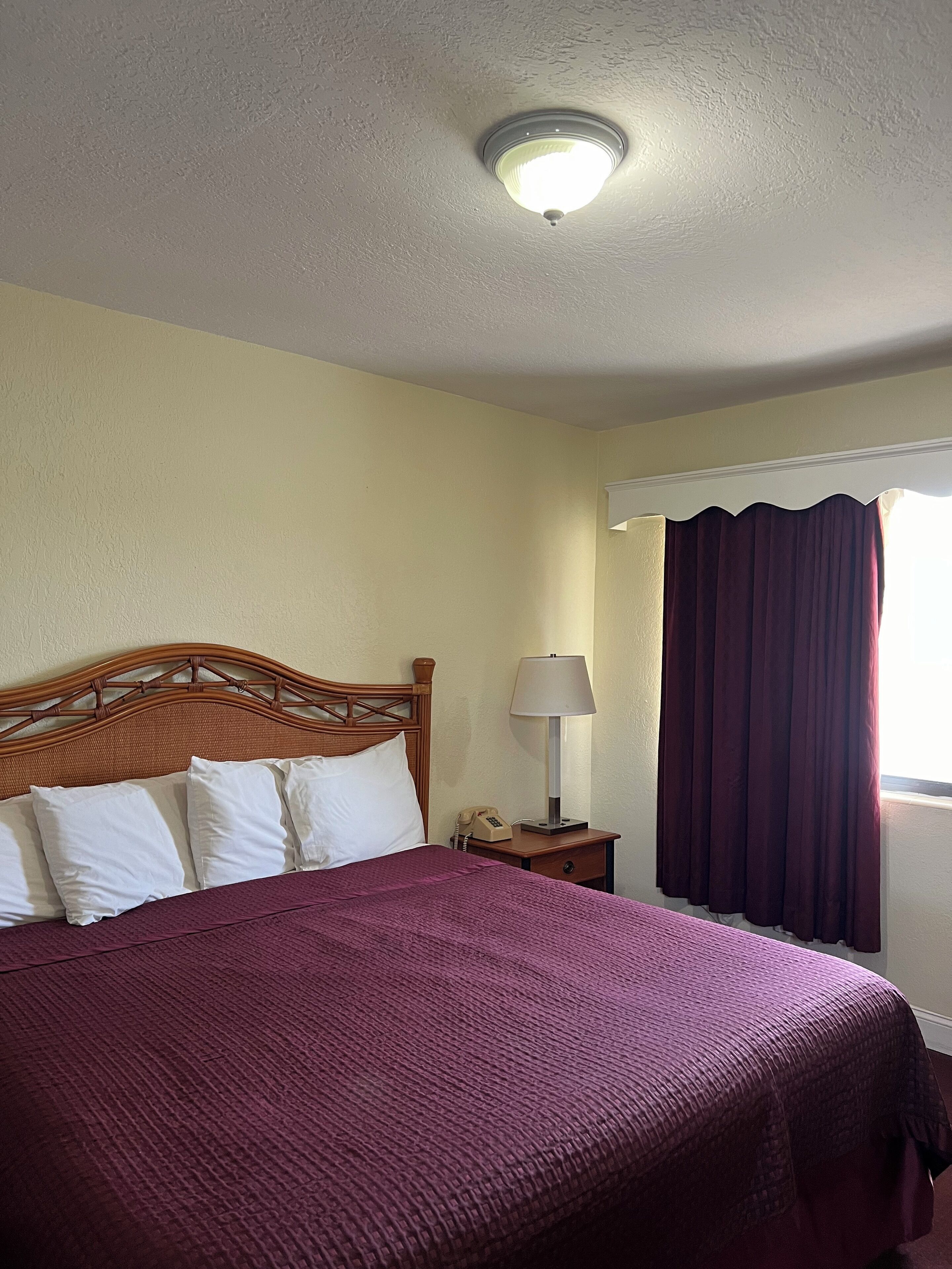 Standard Room, 1 King Bed | Desk, free WiFi, bed sheets