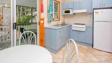 Cabaña, 2 habitaciones (Small Family - 1Queen, 1Bunk, 1Single) | Cocina privada | Cafetera o tetera