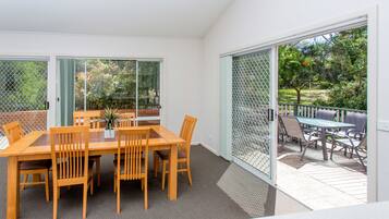 Beachside Retreat - 1 Queen, 1 Bunk and 1 Tribunk | In-room dining