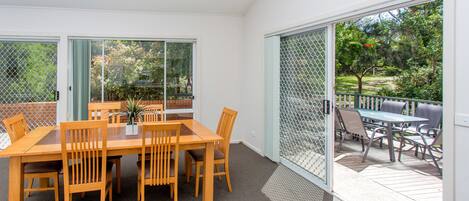 Beachside Retreat - 1 Queen, 1 Bunk and 1 Tribunk | In-room dining