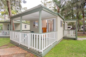 Small Family Cabin - 1 Queen, 1 Bunk and 1 Single - Tasman Holiday Parks - Kioloa Beach (Kioloa)