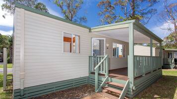 Large Family Cabin - 1 Queen, 1 Bunk and 1 Single | Front of property