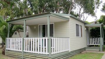 Large Family Cabin - 1 Queen, 1 Bunk and 1 Single | 2 bedrooms