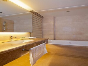 Combined shower/bathtub, free toiletries, hair dryer, slippers