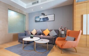 Escritorio, cortinas blackout y tabla de planchar con plancha