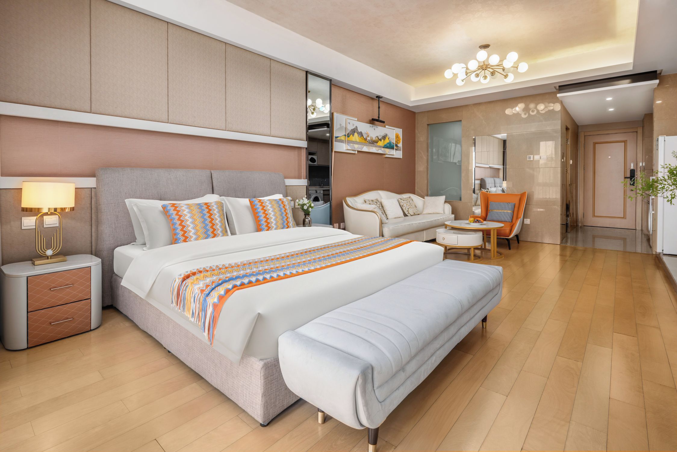 Een moderne hotelkamer met een groot bed, een zithoek en een eettafel.