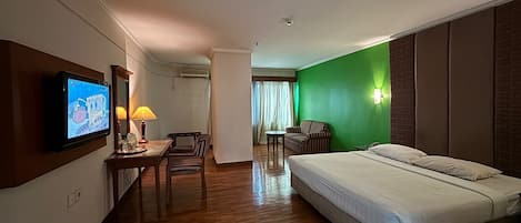 Deluxe-Doppelzimmer, Stadtblick | Schreibtisch, kostenloses WLAN, Bettwäsche