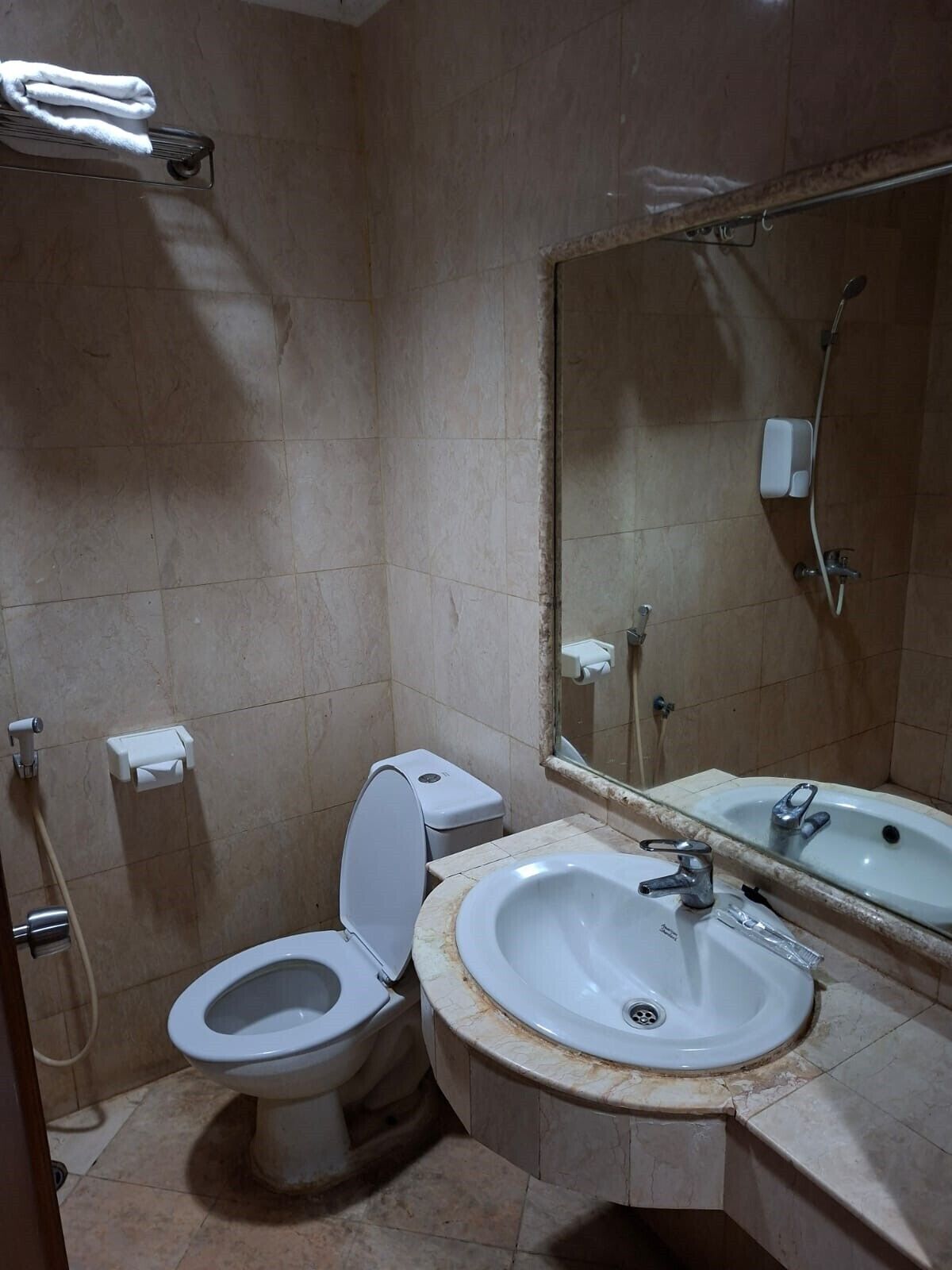 Bañera y ducha independientes, jabón, shampoo, papel higiénico