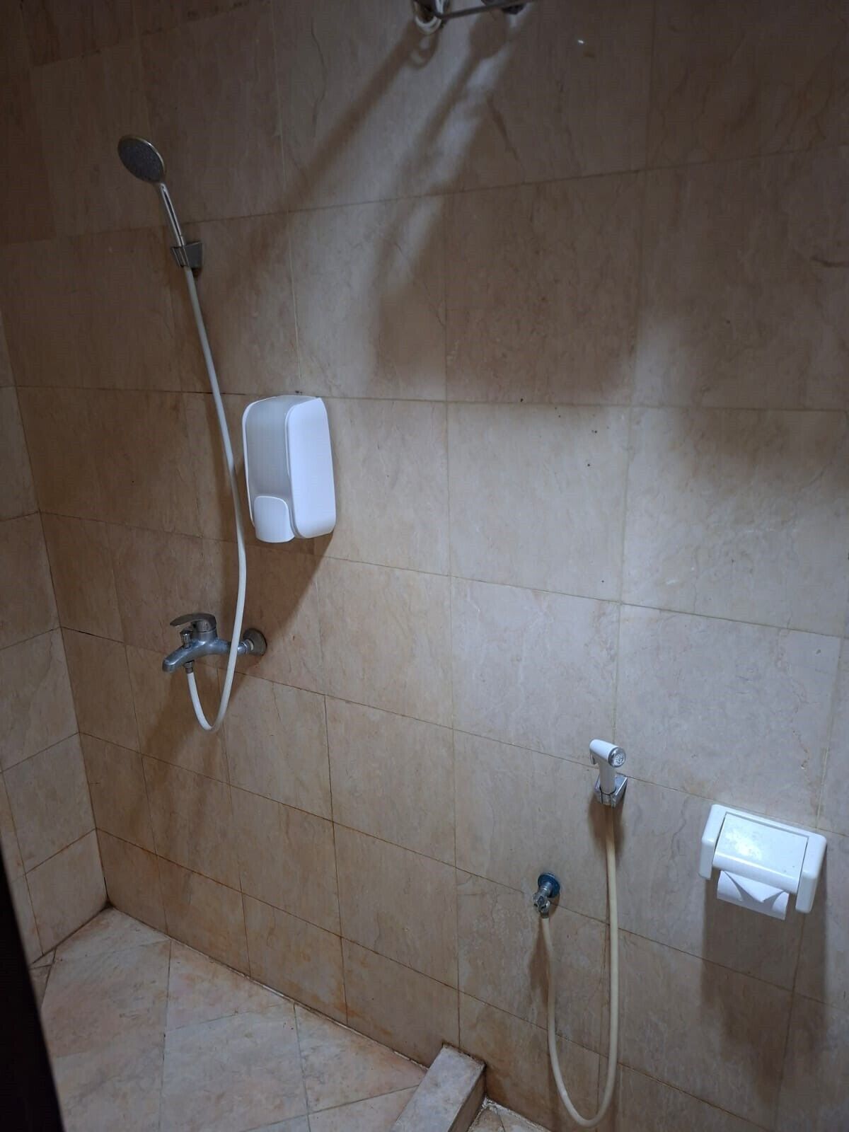 Bañera y ducha independientes, jabón, shampoo, papel higiénico