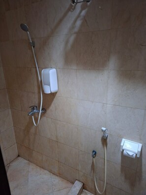 Separate tub and shower, soap, shampoo, toilet paper - Hotel Mega Cikini (Jakarta)
