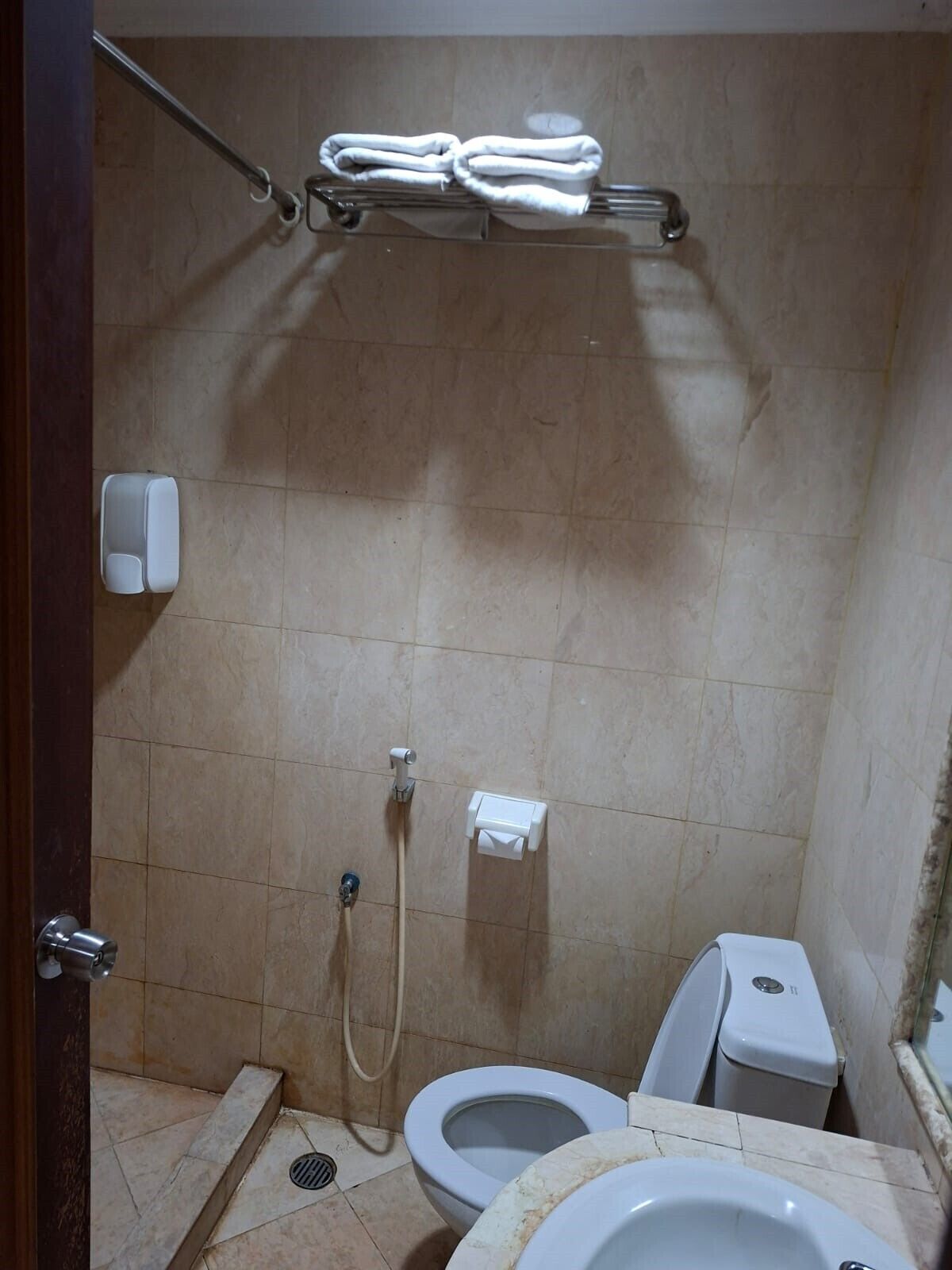 Bañera y ducha independientes, jabón, champú y papel higiénico
