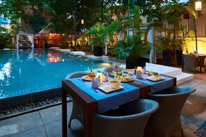 تناول الطعام بالخارج